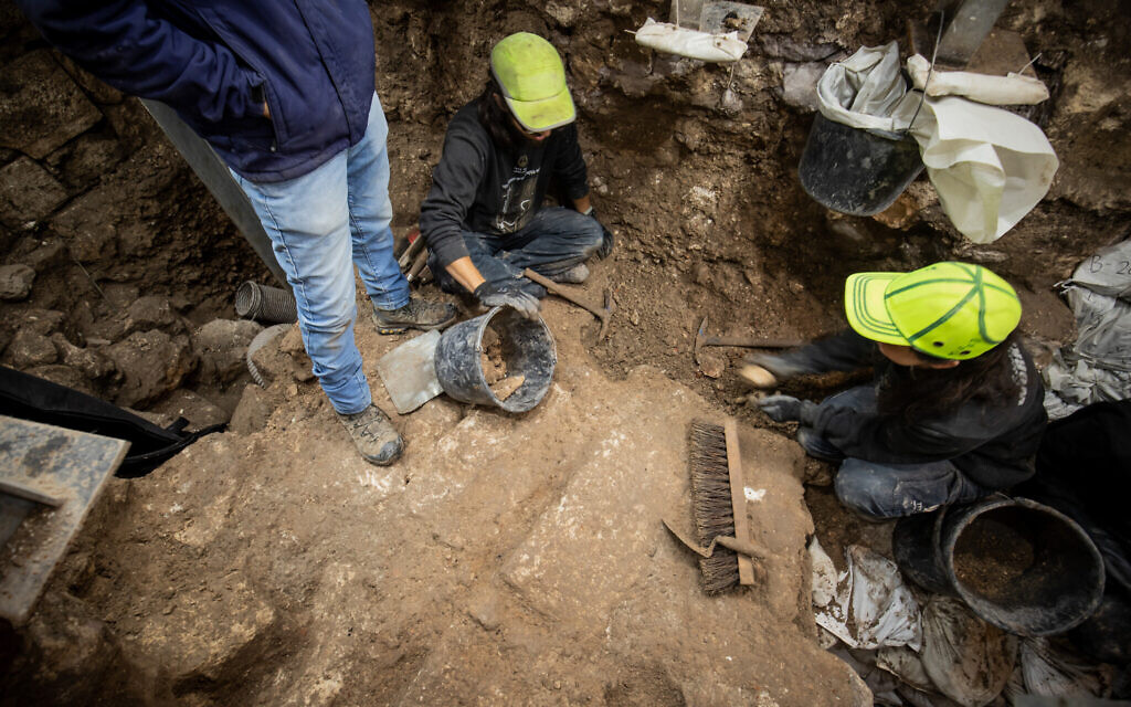 Les fouilles entreprises dans l'ancien Chemin du Pèlerinage de Jérusalem. (Crédit : Eliyahu Yanai, City of David)