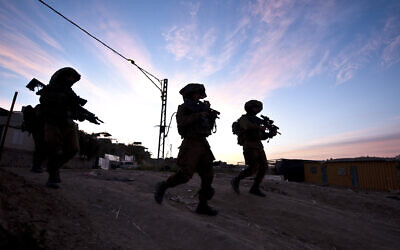 Illustration : Des soldats lors d'un entraînement dans le nord d'Israël, le 17 avril 2014. (Crédit : Armée israélienne)
