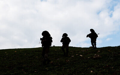 Illustration : Des soldats de la brigade Golani lors d'un entraînement dans le nord d'Israël, le 16 février 2015. (Crédit : Armée israélienne)