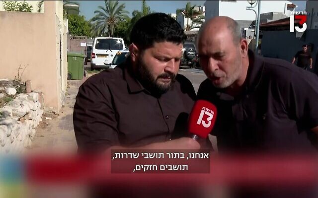 Un homme interrompt le député Otzma Yehudit Almog Hillel à Sdérot, dans le sud du pays, le 2 mai 2023. (Capture d'écran/ Treizième chaîne: used in accordance with Clause 27a of the Copyright Law) Un homme interrompt le député Otzma Yehudit Almog Hillel à Sdérot, dans le sud du pays, le 2 mai 2023. (Capture d'écran/ Treizième chaîne: used in accordance with Clause 27a of the Copyright Law)
