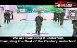 Un enfant gazaoui piétinant un drapeau israélien lors d'une cérémonie de remise des diplômes à l'école maternelle Young Deer à Beit Hanoun, sur des images diffusées entre le 24 et le 27 mai 2023. (Crédit : Capture d'écran MEMRI)