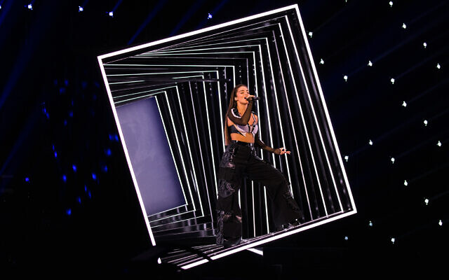 Noa Kirel répétant "Unicorn" pour l'Eurovision au Liverpool Arena, à Liverpool, au Royaume-Uni, le 1er mai 2023. (Crédit : Corinne Cumming/EBU)