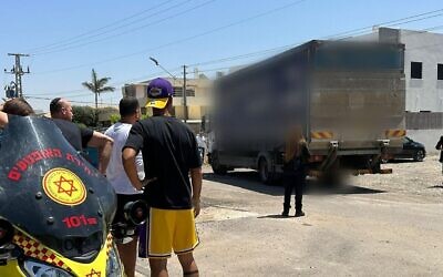 Le camion qui a mortellement blessé un petit garçon de sept ans qui faisait du vélo dans un mishav situé à proximité de Yavné, dans le sud d'Israël, le4 mai 2023. (Crédit :  Eli Raymond/Magen David Adom)