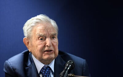 L'investisseur et philanthrope américain d'origine hongroise George Soros répondant à des questions après avoir prononcé un discours en marge de la réunion annuelle du Forum économique mondial (WEF), à Davos, le 24 mai 2022. (Crédit : Fabrice Coffrini/AFP)