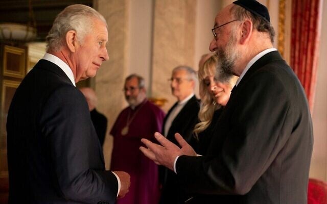 Le roi d'Angleterre Charles III avec le grand rabbin Ephraïm Mirvis lors d’une réception avec des chefs religieux au palais de Buckingham, à Londres, le 16 septembre 2022, après le décès de la reine Elizabeth II, le 8 septembre. (Crédit : Aaron Chown/AFP)