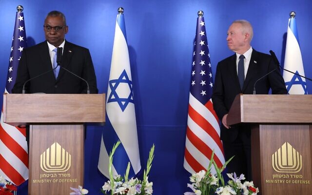 Le ministre de la Défense Yoav Gallant, à droite, et le secrétaire américain à la Défense Lloyd Austin s'adressant à la presse au siège des Industries aérospatiales israéliennes (IAI) à proximité de l'aéroport Ben Gurion, à Tel Aviv, le 9 mars 2023. (Crédit : Gil Cohen-Magen/AFP) Le ministre de la Défense Yoav Gallant, à droite, et le secrétaire américain à la Défense Lloyd Austin s'adressant à la presse au siège des Industries aérospatiales israéliennes (IAI) à proximité de l'aéroport Ben Gurion, à Tel Aviv, le 9 mars 2023. (Crédit : Gil Cohen-Magen/AFP)