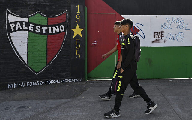 Des joueurs de l'équipe de jeunes du club de football Palestino assistent à une séance d'entraînement dans le complexe sportif de l'équipe à Santiago, au Chili, le 20 avril 2023. (Crédit : Martin Bernetti/AFP) Des joueurs de l'équipe de jeunes du club de football Palestino assistent à une séance d'entraînement dans le complexe sportif de l'équipe à Santiago, au Chili, le 20 avril 2023. (Crédit : Martin Bernetti/AFP)