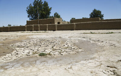 Le village d'Al-Bouzayad dans la province irakienne de Diwaniya, le 17 avril 2023. La baisse des précipitations et l'aggravation de la sécheresse au cours des quatre dernières années ont incité les autorités irakiennes à limiter considérablement les surfaces cultivées. Les provinces de Dhi Qar, Maysan et Diwaniya sont parmi les plus touchées, selon l'OIM, qui estime que 76 % des personnes déplacées se réinstallent dans les villes. (Crédit : Hayder INDHAR / AFP)