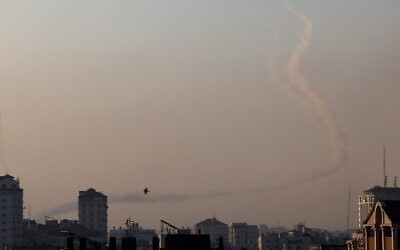 De la fumée alors que des roquettes sont tirées depuis la bande de Gaza vers Israël à Gaza City, le 2 mai 2023. (Crédit : MOHAMMED ABED / AFP)