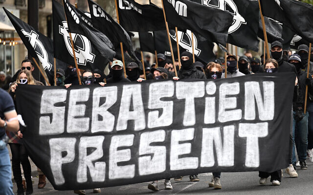 Des membres du groupe d'extrême droite "Comité du 9 mai" se rassemblent pour commémorer le 29e anniversaire de la mort de Sébastien Deyzieu du groupe ultranationiste "Œuvre Française", lors d'un rassemblement à Paris, le 6 mai 2023. Deyzieu est décédé des suites d'une chute alors qu'il était poursuivi par la police à la suite d'une manifestation d'extrême droite à Paris en 1994. (Crédit : Emmanuel DUNAND / AFP) Des membres du groupe d'extrême droite "Comité du 9 mai" se rassemblent pour commémorer le 29e anniversaire de la mort de Sébastien Deyzieu du groupe ultranationiste "Œuvre Française", lors d'un rassemblement à Paris, le 6 mai 2023. Deyzieu est décédé des suites d'une chute alors qu'il était poursuivi par la police à la suite d'une manifestation d'extrême droite à Paris en 1994. (Crédit : Emmanuel DUNAND / AFP)