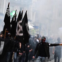 Des membres du groupe d'extrême droite "Comité du 9 mai" se rassemblent pour commémorer le 29e anniversaire de la mort de Sébastien Deyzieu du groupe ultranationiste "Œuvre Française", lors d'un rassemblement à Paris, le 6 mai 2023. Deyzieu est décédé des suites d'une chute alors qu'il était poursuivi par la police à la suite d'une manifestation d'extrême droite à Paris en 1994. (Crédit : Emmanuel DUNAND / AFP)