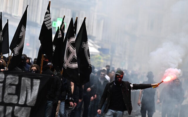 Des membres du groupe d'extrême droite "Comité du 9 mai" se rassemblent pour commémorer le 29e anniversaire de la mort de Sébastien Deyzieu du groupe ultranationiste "Œuvre Française", lors d'un rassemblement à Paris, le 6 mai 2023. Deyzieu est décédé des suites d'une chute alors qu'il était poursuivi par la police à la suite d'une manifestation d'extrême droite à Paris en 1994. (Crédit : Emmanuel DUNAND / AFP)