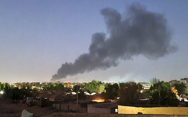 De la fumée s’élèvant de Khartoum, au Soudan, où les combats entre l'armée soudanaise et les forces de soutien rapide s’intensifient, le 6 mai 2023. (Crédit : Marwan Ali/AP) De la fumée s’élèvant de Khartoum, au Soudan, où les combats entre l'armée soudanaise et les forces de soutien rapide s’intensifient, le 6 mai 2023. (Crédit : Marwan Ali/AP)