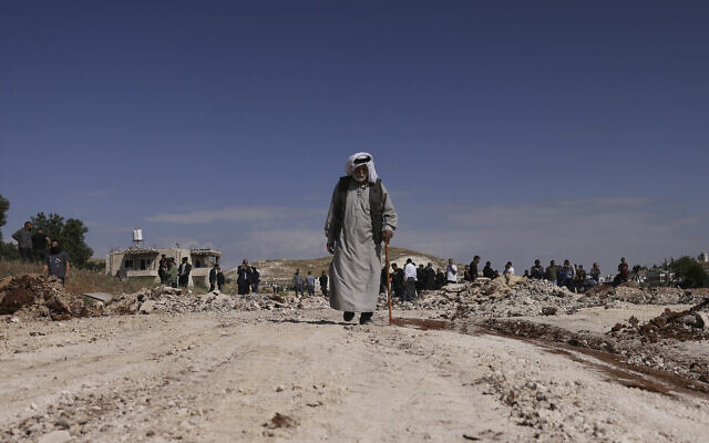 Un Palestinien âgé s'éloigne alors que les bulldozers militaires démolissent une école qui aurait été construite, selon Israël, sans autorisation dans le village de Jabbet al-Dhib, à l'Est de Bethléem en Cisjordanie, le 7 mai 2023. (Crédit : Hazem Bader/AFP)