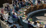 Le siège vide de la Syrie lors d'une réunion d'urgence des ministres des Affaires étrangères de la Ligue arabe au Caire, le 7 mai 2023. (Crédit : Khaled DESOUKI / AFP)