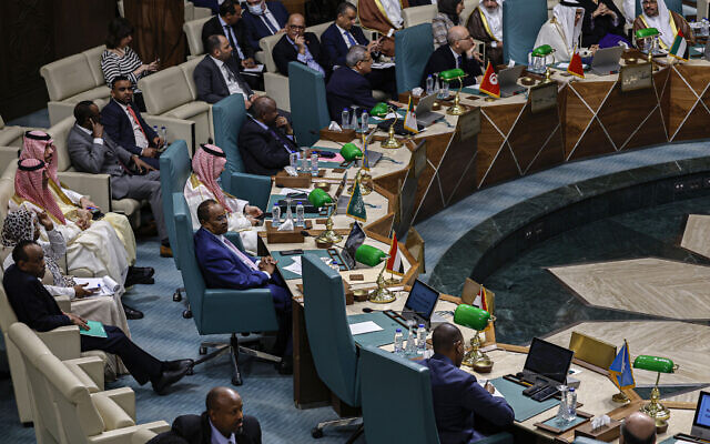 Le siège vide de la Syrie lors d'une réunion d'urgence des ministres des Affaires étrangères de la Ligue arabe au Caire, le 7 mai 2023. (Crédit : Khaled DESOUKI / AFP) Le siège vide de la Syrie lors d'une réunion d'urgence des ministres des Affaires étrangères de la Ligue arabe au Caire, le 7 mai 2023. (Crédit : Khaled DESOUKI / AFP)