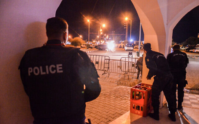 Des policiers prennent position près de la synagogue de la Ghriba lors d'une attaque, sur l'île balnéaire de Djerba, le 9 mai 2023. (Crédit : Yassine MAHJOUB / AFP)