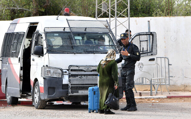 La police sur la zone de la synagogue de la Ghriba à la suite d'une attaque, sur l'île balnéaire de Djerba, le 10 mai 2023. (Crédit : FETHI BELAID / AFP)