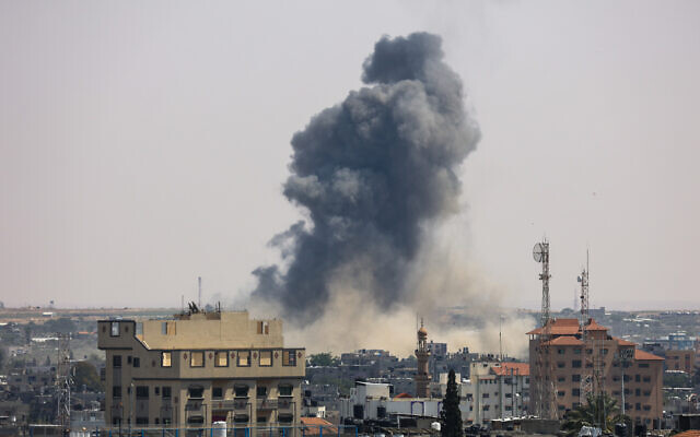 Des volutes de fumée se dégageant après des frappes militaires israéliennes sur des cibles du Jihad islamique palestinien, à Rafah, dans le sud de la bande de Gaza, le 10 mai 2023. (Crédit : Saïd Khatib/AFP) Des volutes de fumée se dégageant après des frappes militaires israéliennes sur des cibles du Jihad islamique palestinien, à Rafah, dans le sud de la bande de Gaza, le 10 mai 2023. (Crédit : Saïd Khatib/AFP)