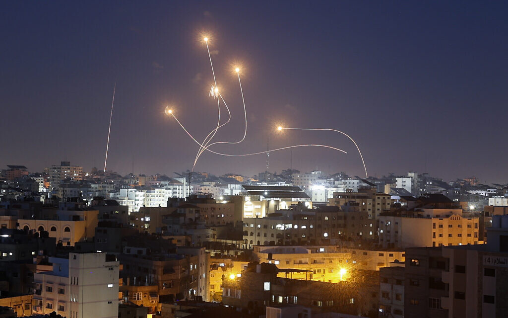 Le système de défense anti-aérienne du Dôme de fer interceptant des roquettes tirées depuis Gaza, le 10 mai 2023. (Crédit : Mohammed Abed/AFP) Le système de défense anti-aérienne du Dôme de fer interceptant des roquettes tirées depuis Gaza, le 10 mai 2023. (Crédit : Mohammed Abed/AFP)