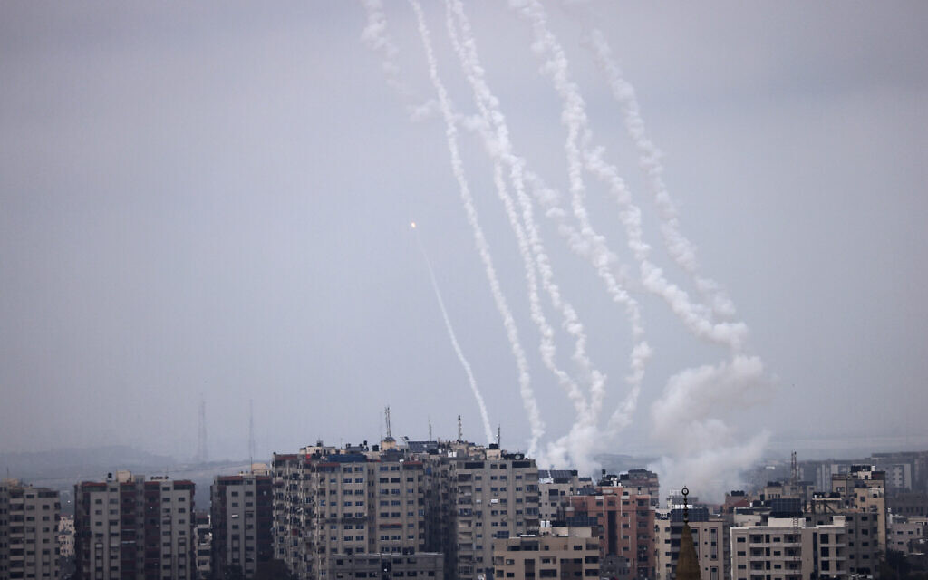 Des roquettes lancées de la ville de Gaza vers Israël, le 12 mai 2023. (Crédit : Mahmud Hams/AFP)