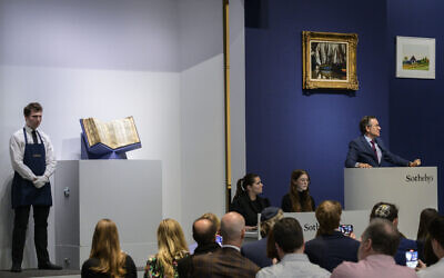 Benjamin Doller, commissaire-priseur chez Sotheby's, prenant les enchères sur le "Codex Sassoon", à New York, le 17 mai 2023. (Crédit : Angela Weiss/AFP)