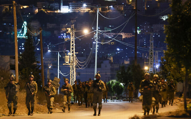 Des soldats israéliens quittent le camp de réfugiés de Balata, près de la ville de Naplouse, en Cisjordanie, le 22 mai 2023. (Crédit : Zain JAAFAR / AFP) Des soldats israéliens quittent le camp de réfugiés de Balata, près de la ville de Naplouse, en Cisjordanie, le 22 mai 2023. (Crédit : Zain JAAFAR / AFP)