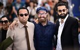 De gauche à droite : L'actrice iranienne  Faezeh Rad, le réalisateur Ali Asgari, l'acteur  Majid Salehi et le réalisateur Alireza Khatami pendant une séance photo pour le film "Ayeh Haye Zamini" (Terrestrial Verses) au 76e festival de Cannes, dans le sud de la France, le 24 mai 2023. (Crédit  : Loic Venance/AFP)