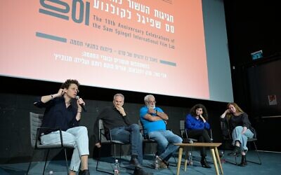 Le directeur de l'école Sam Spiegel, Mor Eldar, à l'extrême gauche, le réalisateur Avi Nesher, le producteur Marek Rozenbaum, la réalisatrice Orit Fouks Rotem et la créatrice de la série Aleeza Chanowitz lors de la célébration du 10e anniversaire de l'école cinématographique Sam Spiegel, le 3 mai 2023 (Crédit : Sam Spiegel Film School)