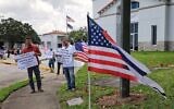 Des contre-manifestants lors d'une manifestation néo-nazie prévue à Ormond Beach, en Floride, remercient le shérif du comté de Volusia, Michael Chitwood, " pour s'être opposé à l'antisémitisme ", le 22 avril 2023. Chitwood a fait arrêter et extrader vers son comté des suprémacistes blancs qui l'avaient menacé en ligne. (Crédit : Nadia Zomorodian, avec l'aimable autorisation du shérif du comté de Volusia via JTA)