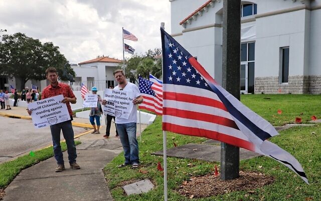 Des contre-manifestants lors d'une manifestation néo-nazie prévue à Ormond Beach, en Floride, remercient le shérif du comté de Volusia, Michael Chitwood, " pour s'être opposé à l'antisémitisme ", le 22 avril 2023. Chitwood a fait arrêter et extrader vers son comté des suprémacistes blancs qui l'avaient menacé en ligne. (Crédit : Nadia Zomorodian, avec l'aimable autorisation du shérif du comté de Volusia via JTA)