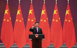 Le président chinois Xi Jinping levant son verre et proposant un toast lors du banquet de bienvenue pour les dirigeants en visite participant au Forum de la Route de la Soie au Palais de l'Assemblée du peuple, à Pékin, le 26 avril 2019. (Crédit : Nicolas Asfouri/Pool Photo via AP)
