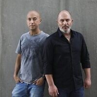 Les cocréateurs de « Fauda » et « Ghosts of Beirut » Avi Issacharoff (à gauche) et Lior Raz posant pour une photo, à Tel Aviv, le 30 mai 2019. (Crédit : Oded Balilty/AP)