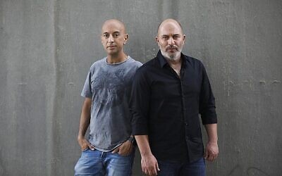 Les cocréateurs de « Fauda » et « Ghosts of Beirut » Avi Issacharoff (à gauche) et Lior Raz posent pour une photo à Tel Aviv, le 30 mai 2019. (Crédit : AP/Oded Balilty)