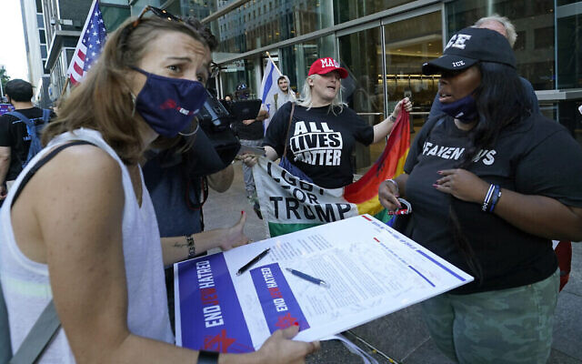 Une femme invite lespassants à signer une pétition demandant la fin de la « haine antisémite », devant les bureaux du gouverneur de l’époque, Andrew Cuomo, le 15 octobre 2020. (Crédit : AP Photo/Kathy Willens) Une femme invite lespassants à signer une pétition demandant la fin de la « haine antisémite », devant les bureaux du gouverneur de l’époque, Andrew Cuomo, le 15 octobre 2020. (Crédit : AP Photo/Kathy Willens)