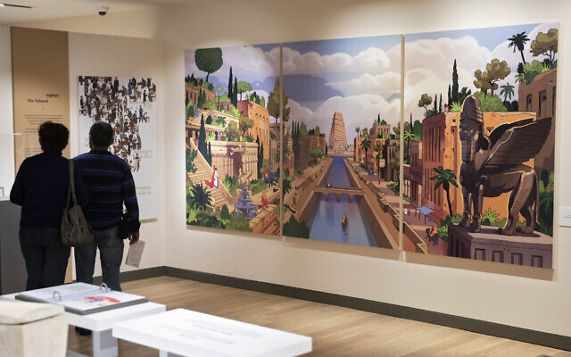 Des visiteurs au musée du Peuple juif, à Tel Aviv, le 9 mars 2021. (Crédit : AP/Sebastian Scheiner)