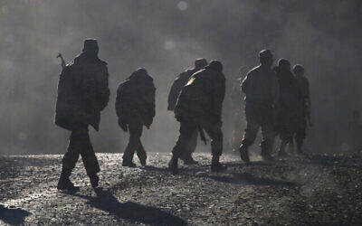 Photo d'illustration : Des soldats arméniens marchant le long de la route près de la frontière entre le Haut-Karabakh et l'Arménie, le 8 novembre 2020. (Crédit : AP Photo/Dossier)