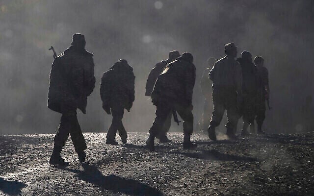 Photo d'illustration : Des soldats arméniens marchant le long de la route près de la frontière entre le Haut-Karabakh et l'Arménie, le 8 novembre 2020. (Crédit : AP Photo/Dossier) Photo d'illustration : Des soldats arméniens marchant le long de la route près de la frontière entre le Haut-Karabakh et l'Arménie, le 8 novembre 2020. (Crédit : AP Photo/Dossier)