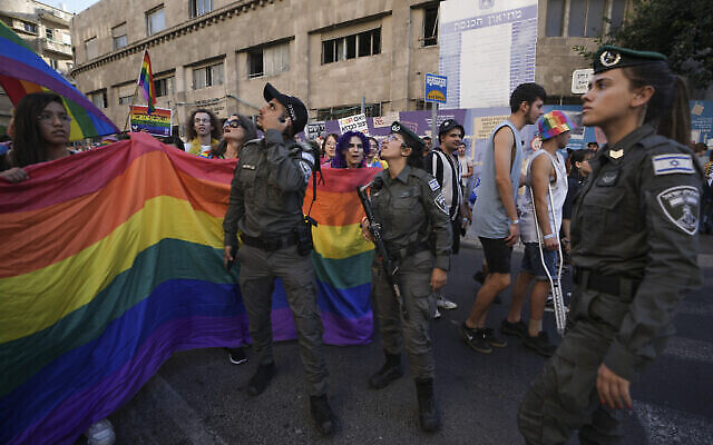 Défilé sous haute sécurité lors de la Gay Pride, à Jérusalem, le 2 juin 2022. (Crédit : AP Photo/Ariel Schalit) Défilé sous haute sécurité lors de la Gay Pride, à Jérusalem, le 2 juin 2022. (Crédit : AP Photo/Ariel Schalit)