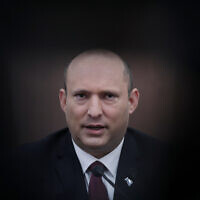 Naftali Bennett, alors Premier ministre, participant à une réunion du cabinet au Bureau du Premier ministre, à Jérusalem, le 19 juin 2022. (Crédit : Abir Sultan/Pool Photo via AP)