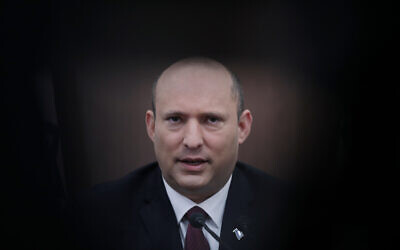 Naftali Bennett, alors Premier ministre, participant à une réunion du cabinet au Bureau du Premier ministre, à Jérusalem, le 19 juin 2022. (Crédit : Abir Sultan/Pool Photo via AP)
