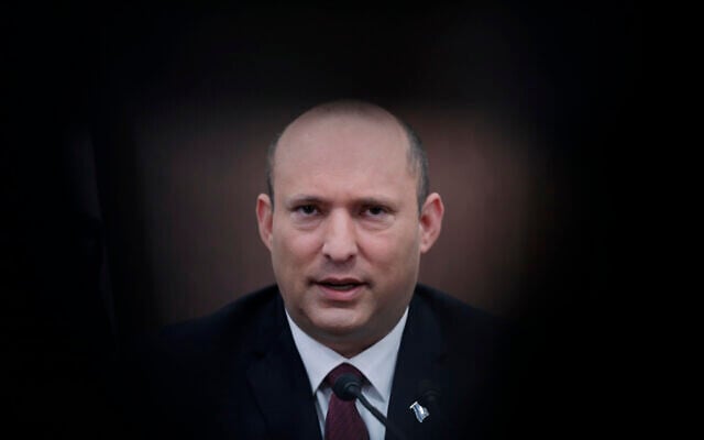 Naftali Bennett, alors Premier ministre, participant à une réunion du cabinet au Bureau du Premier ministre, à Jérusalem, le 19 juin 2022. (Crédit : Abir Sultan/Pool Photo via AP)