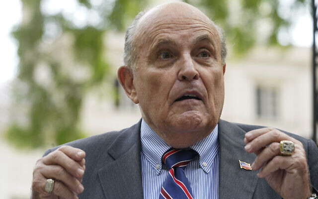 L'ancien maire de New York Rudy Giuliani s'exprimant lors d'une conférence de presse, à New York, le 7 juin 2022. (Crédit : AP/Mary Altaffer) L'ancien maire de New York Rudy Giuliani s'exprimant lors d'une conférence de presse, à New York, le 7 juin 2022. (Crédit : AP/Mary Altaffer)