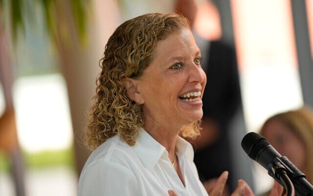 La députée démocrate de Floride Debbie Wasserman Schultz lors d'un événement avec l'ancienne députée Gabrielle Giffords d'Arizona à l'Université de Floride à Miami, le 12 septembre 2022. (Crédit : Rebecca Blackwell/AP)