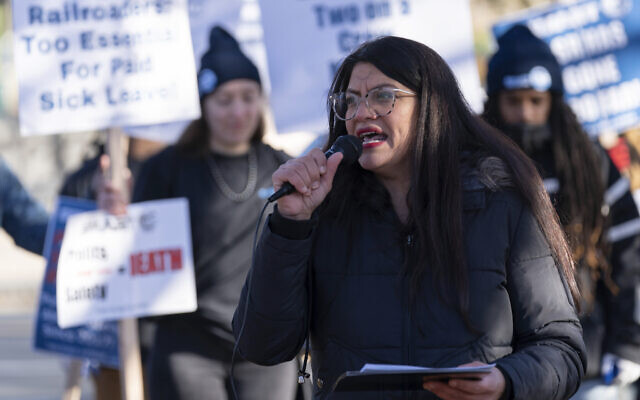 La représentante démocrate du Michigan Rashida Tlaib pendant un rassemblement syndical organisé aux abords du Capitole, le 13 décembre 2022. (Crédit : AP Photo/Jose Luis Magana) La représentante démocrate du Michigan Rashida Tlaib pendant un rassemblement syndical organisé aux abords du Capitole, le 13 décembre 2022. (Crédit : AP Photo/Jose Luis Magana)
