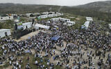 Des Israéliens rassemblés à Evyatar, en Cisjordanie, le 10 avril 2023. (Crédit : AP/Ariel Schalit)