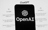 Le logo OpenAI sur un téléphone portable devant un écran d’ordinateur affichant l’écran d’accueil ChatGPT, à Boston, le 17 mars 2023. (Crédit : Michael Dwyer/AP)