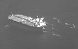 Photo d'illustration : Image d'une vidéo publiée par la marine américaine montrant le pétrolier Niovi, battant pavillon panaméen, entouré de navires des Gardiens de la révolution iraniens dans le détroit d'Ormuz, le 3 mai 2023. (Crédit : US Navy via AP)