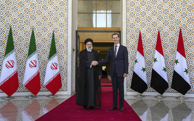 Le dictateur syrien Bashar el-Assad (à droite) serrant la main de son homologue iranien Ebrahim Raïssi, lors d'une réunion bilatérale à Damas, en Syrie, le 3 mai 2023. (Crédit : Présidence syrienne via Facebook via AP) Le dictateur syrien Bashar el-Assad (à droite) serrant la main de son homologue iranien Ebrahim Raïssi, lors d'une réunion bilatérale à Damas, en Syrie, le 3 mai 2023. (Crédit : Présidence syrienne via Facebook via AP)