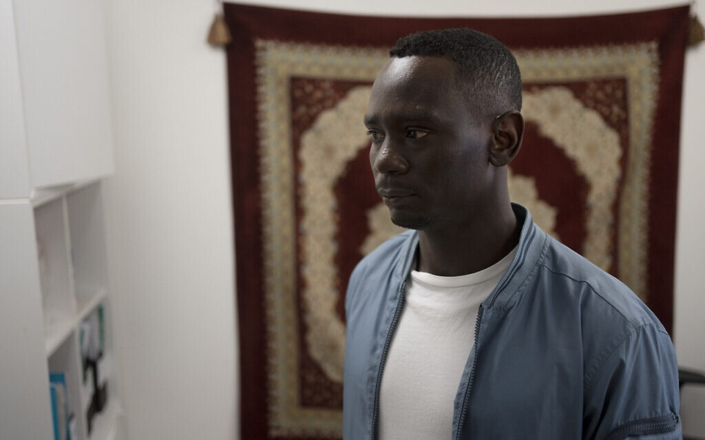 Omer Easa, originaire du Soudan, posant pour un portrait dans les bureaux de la Hotline pour les travailleurs migrants, un groupe de défense des droits, à Tel Aviv, en Israël, le 30 avril 2023. (Crédit : AP/Maya Alleruzzo) Omer Easa, originaire du Soudan, posant pour un portrait dans les bureaux de la Hotline pour les travailleurs migrants, un groupe de défense des droits, à Tel Aviv, en Israël, le 30 avril 2023. (Crédit : AP/Maya Alleruzzo)